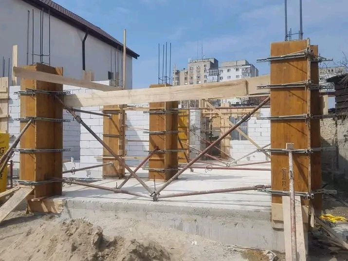 executam lucrări în construcții Case la rosu interioare