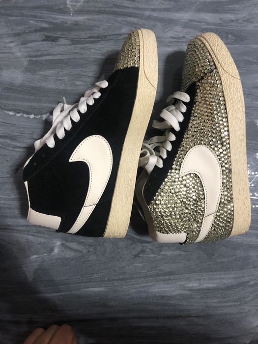 лимитирани кецове на Nike с камъни