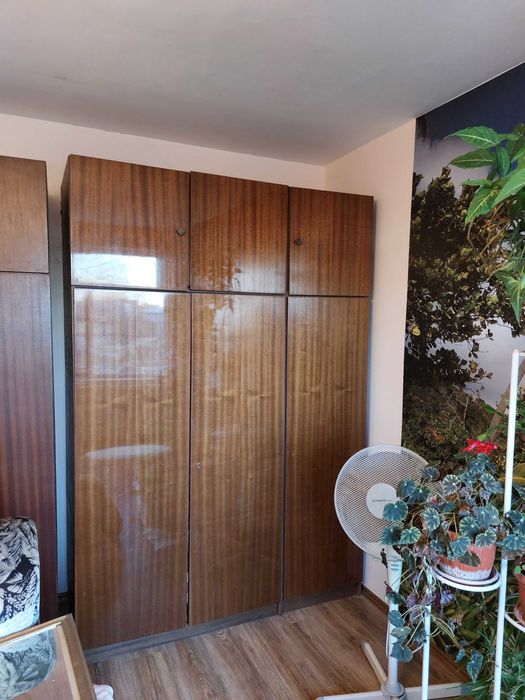 Трикрилен гардероб със надстройка