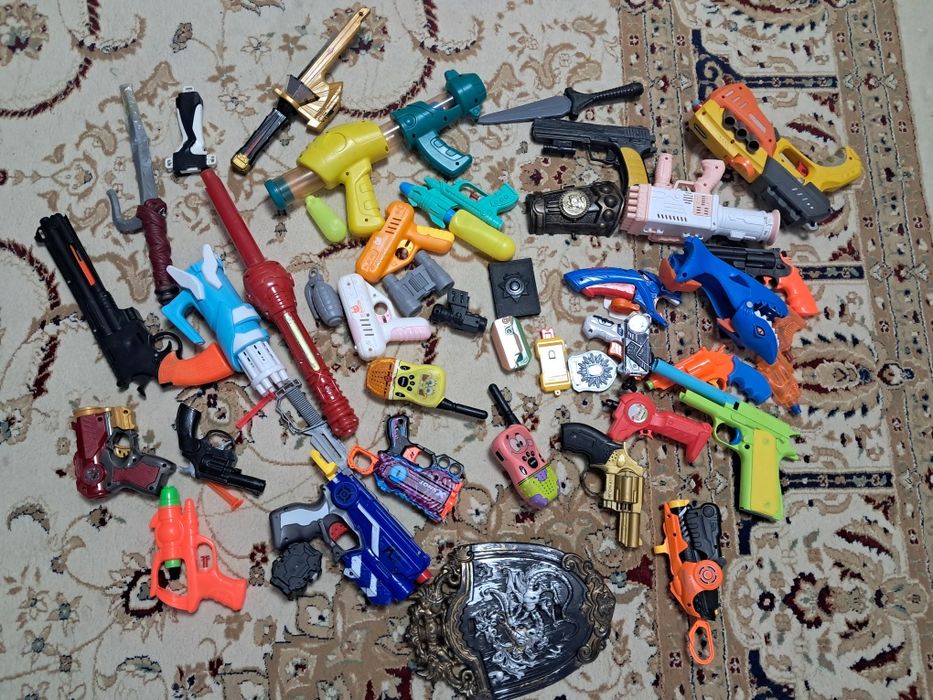 Пистолеты и игрушки продам