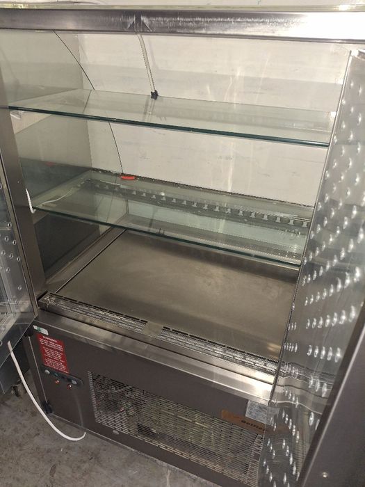 Хладилна витрина отворена крайстенна и островна