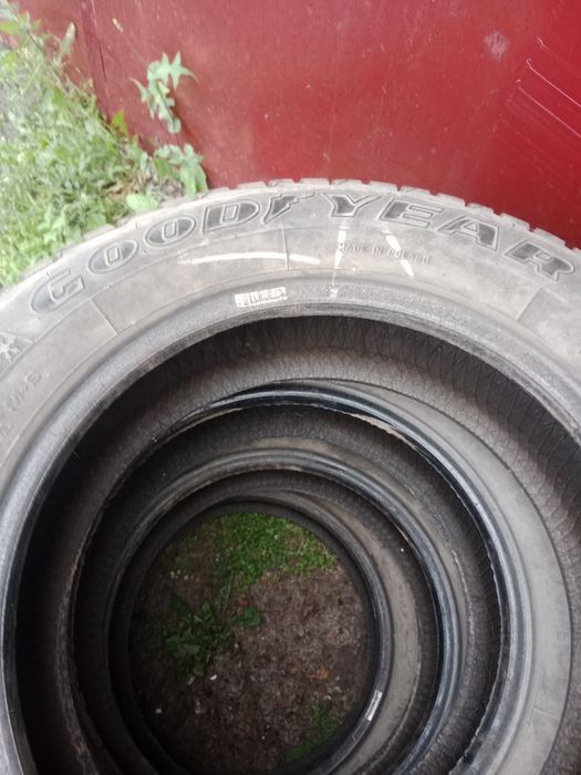Продаю зимние шипованные шины Goodyear.