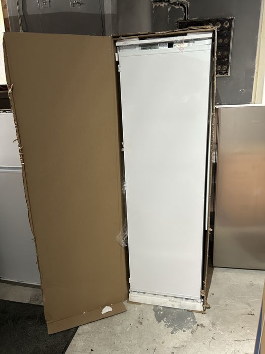 НОВ No Frost Вертикален фризер за вграждане GRUNDIG 177 См ,250 литрa