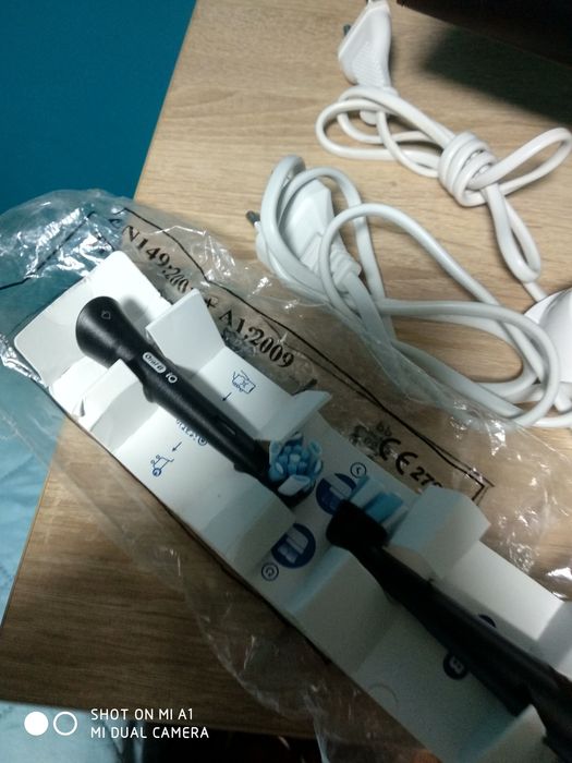 Vând doua încărcătoare pt periuțe de dinți+doua  rezerve Oral-B