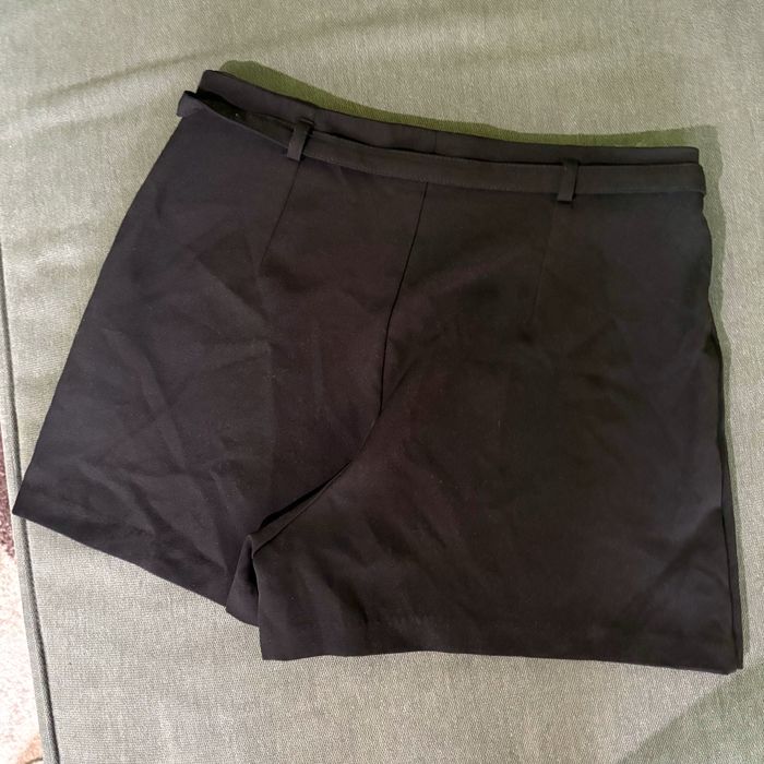 Дънкови бермуди, черна пола- панталон и спортни райрани панталони