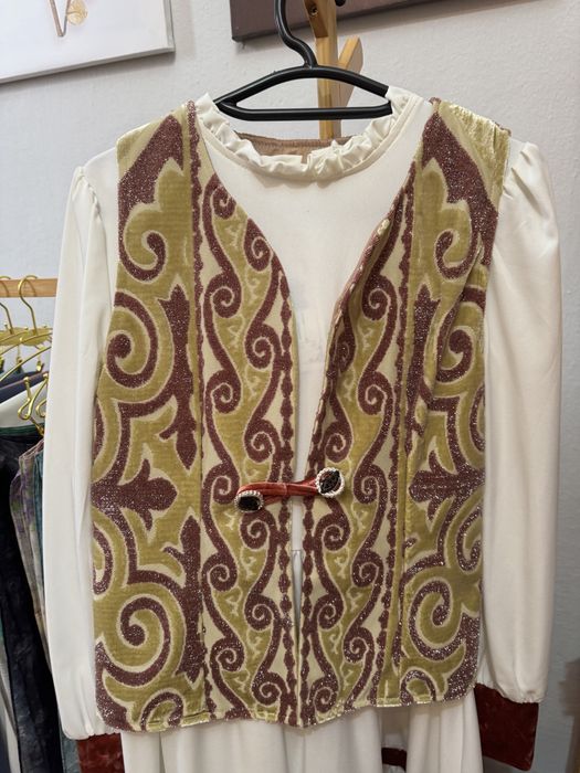 Қазақша стильде тігілген кәжекей көйлегімен