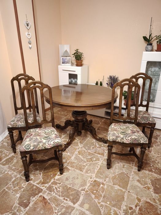 Scaune și mese din lemn masiv Italia