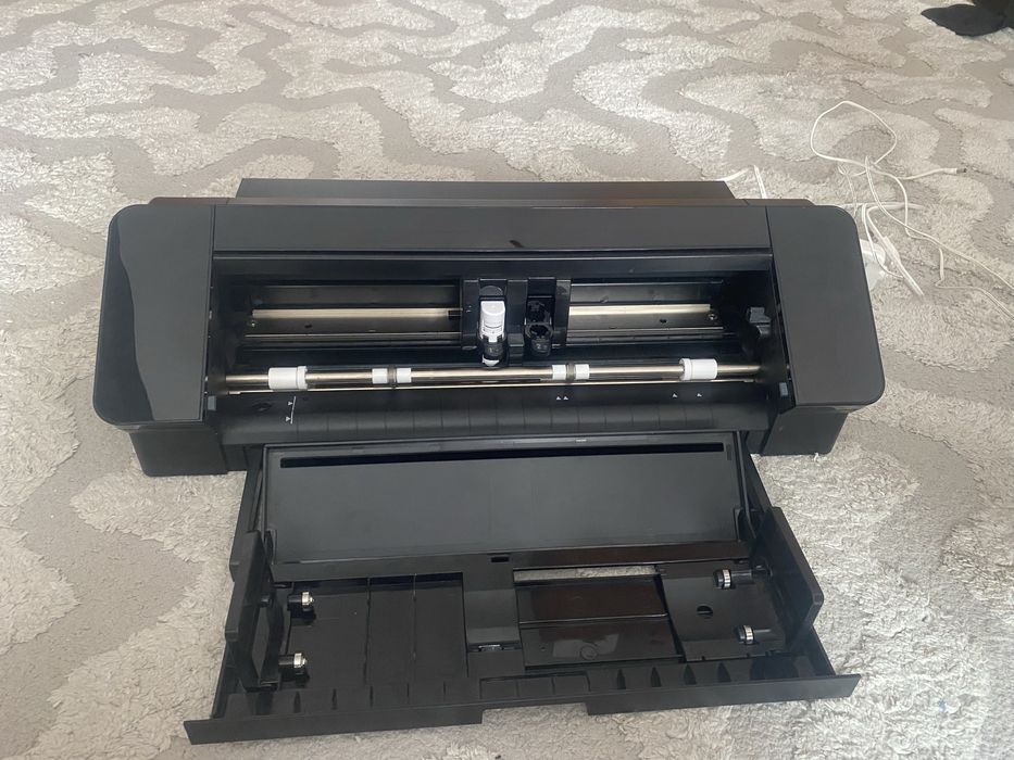 Silhouette Cameo 4 – Plotter de tăiere pentru stickere, autocolante și proiecte creative