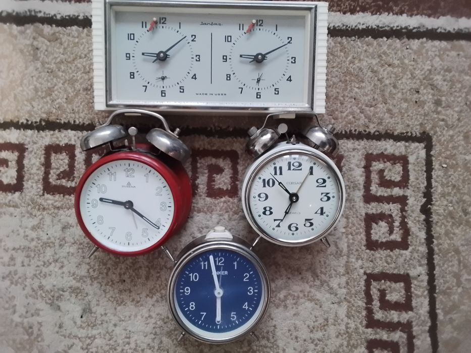 Ceas de masa deșteptător și cronometru șah.