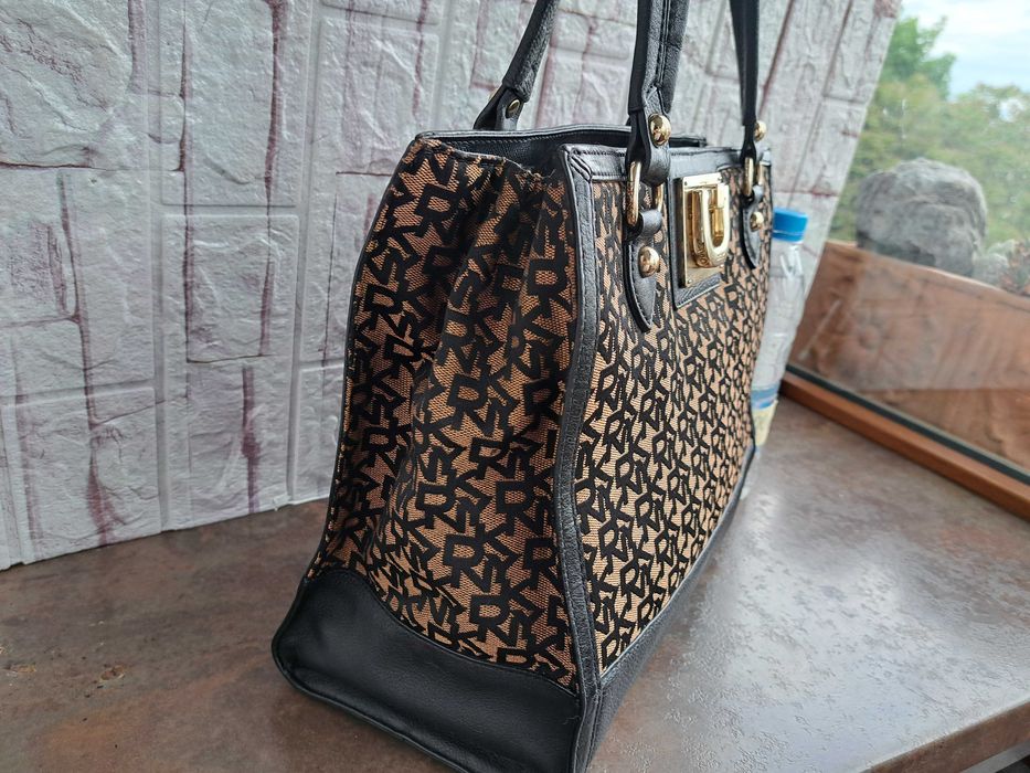 дамска чанта,DKNY,черна Дона Карън
- естествена кожа