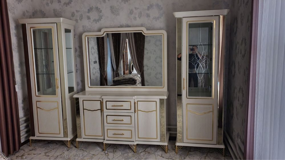 Yangi holatdagi mebel komplekti sotiladi (1 oy ishlatilgan)