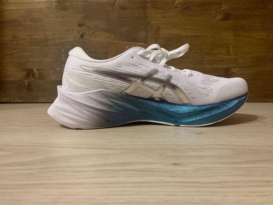 Новые Asics Novablast 3 Platinum