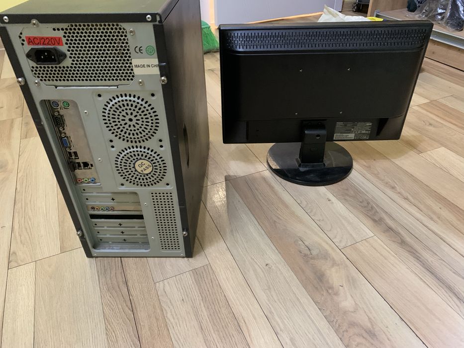 Настолен компютър и дисплей