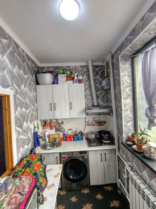 Navoiy Shahar Sputnik citydan 1 xona 2 xona qilingan kvartira sotiladi