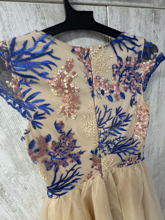 Рокля с тюл в бежаво и синьо