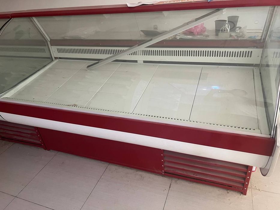 Продается витриный холодильник.