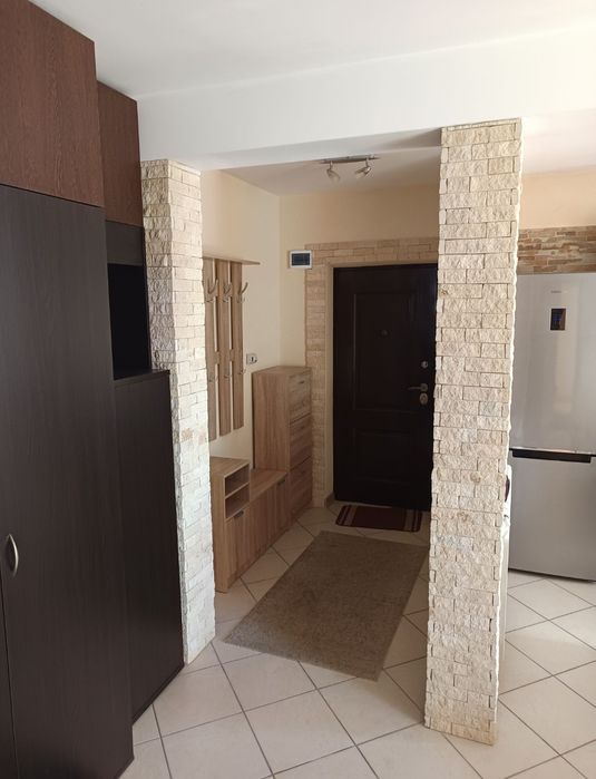 Închiriez apartament cu 2 camere