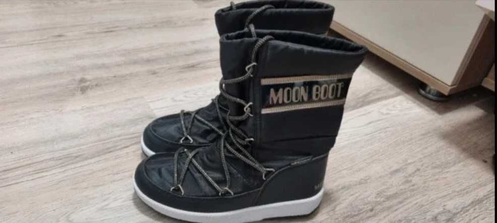 Cizme Moon Boot, noi cu etichetă