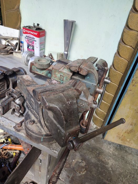 резиновые сапоги лопаты топоры самовар инструменты