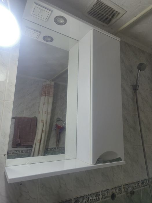 Продам зеркало со шкафчиком для ванной