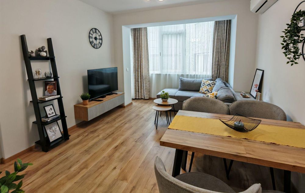 Дава се под наем Двустаен апартамент в Варна, Център - 85 кв.м за 718.08 € - Снимка #2