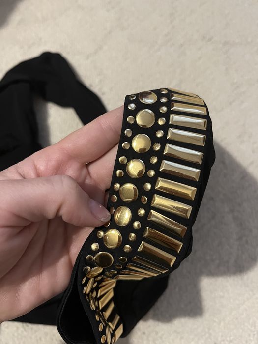 Черна рокля със златен акцент