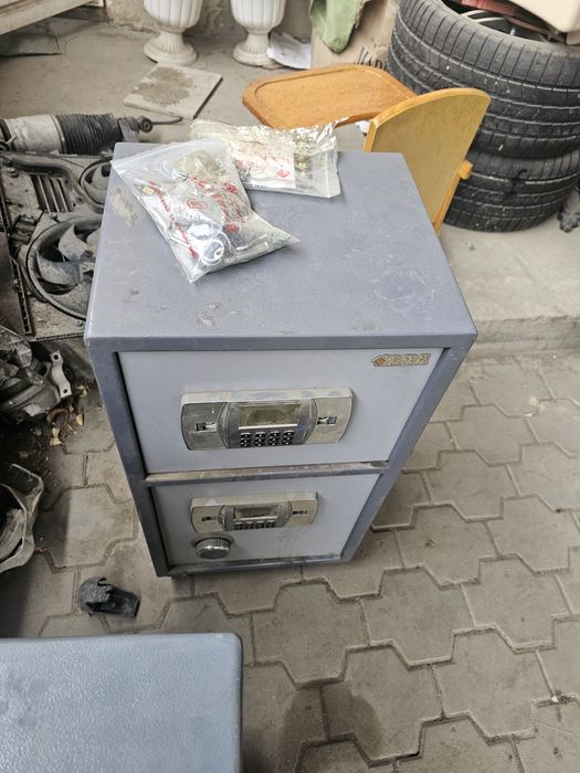 Сейф двухсекционный