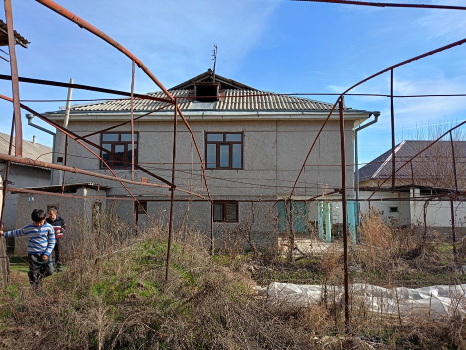 Уй сотилади полтороэтажка