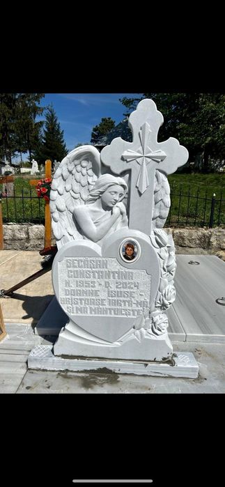 Monumente preț producători
