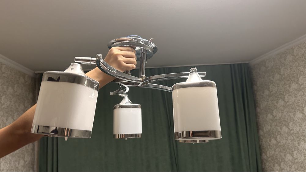 Продам люстрю светильник