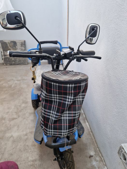 scuter electric oameni cu dizabilități sau persoane bătrâne  1300 RON