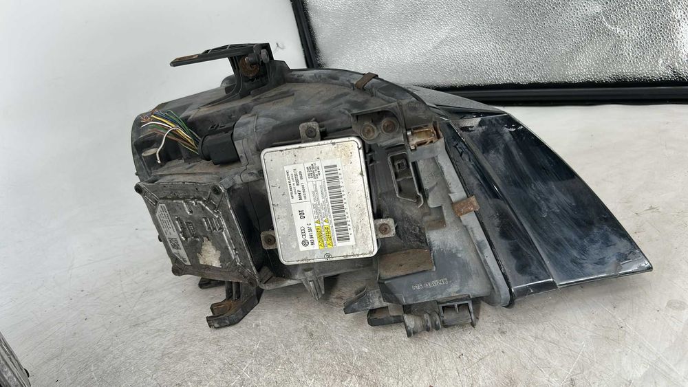 Far stanga/dreapta cu xenon Audi A4 B8 an 2010