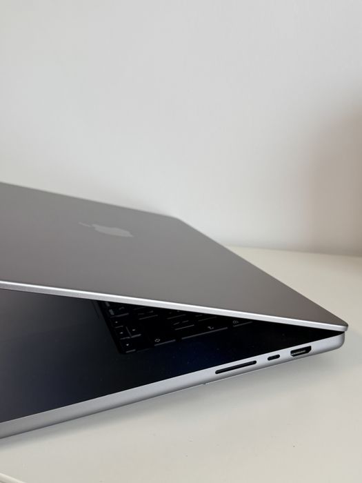 Vând MacBook Pro 16 inch (2021) M1 Max în stare bună.