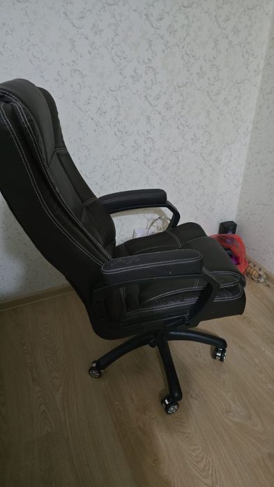 Кресло офисное на колёсиках