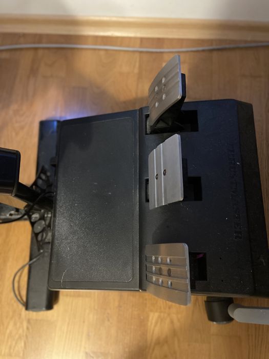 Стойка Gran Turismo, волан Trustmaster Т300 и педали