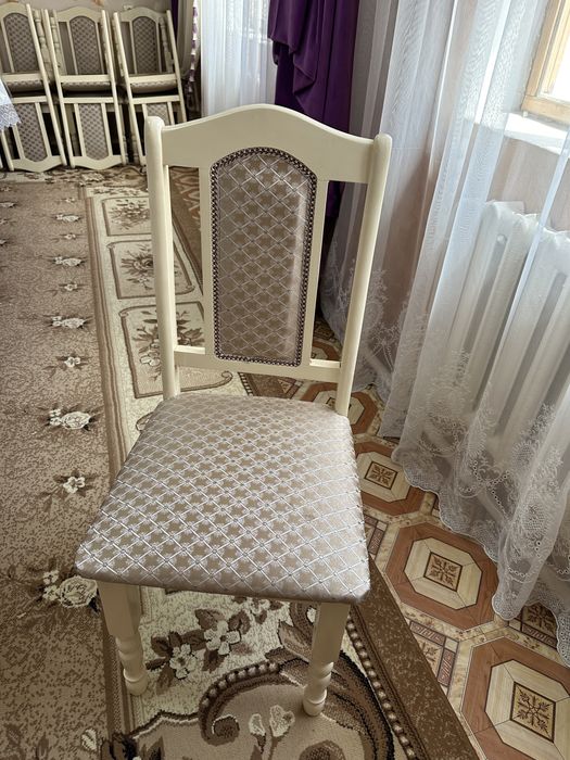 Стол с стульями.