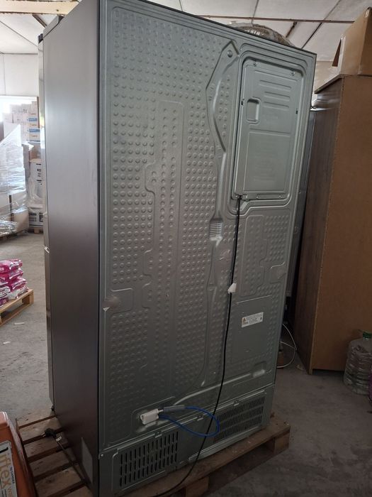 Почти нов Без забележки голям хладилник Samsung с долна камера. с