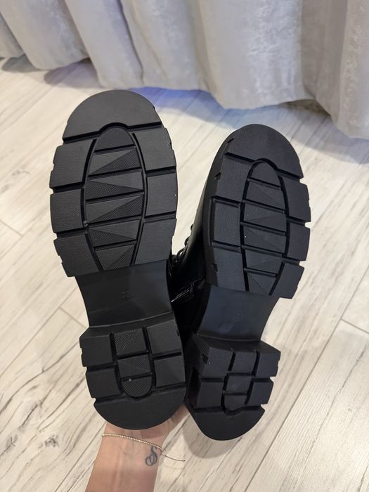 Чисто нови черни боти