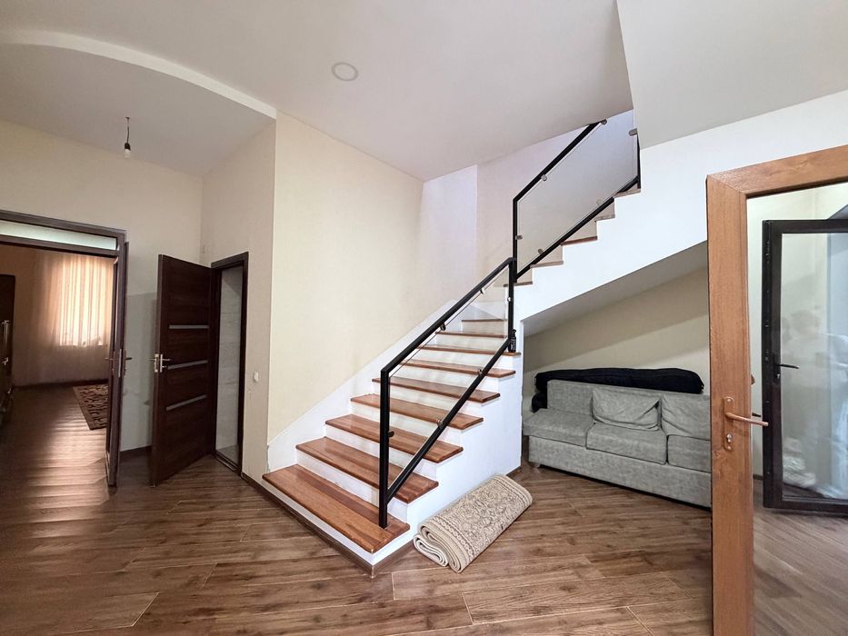 Карасу-6 ,Амир Темур Махалля Дом 3 сотки 2 этажа.Ор-р Трюфель ресторан