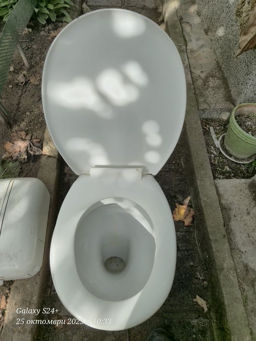 Тоалетни чинии.  Душ, казанче и мивка.