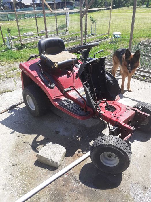 tractor tuns iarba