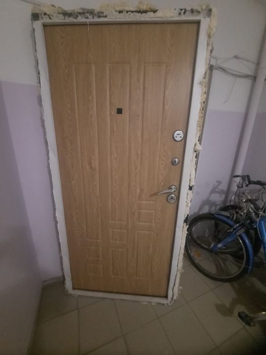 Входная дверь ( металлическая)