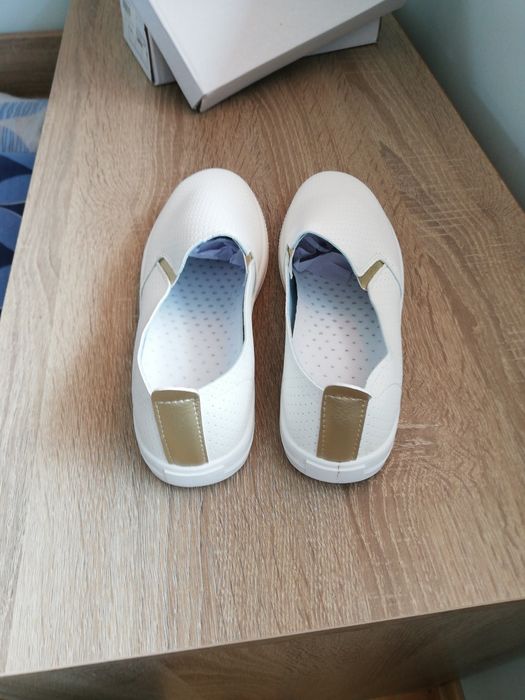 Бели пролетни обувки.