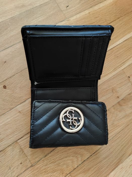 Черно портмоне Guess. Има забележки, снимани са. Затова е на тази цена