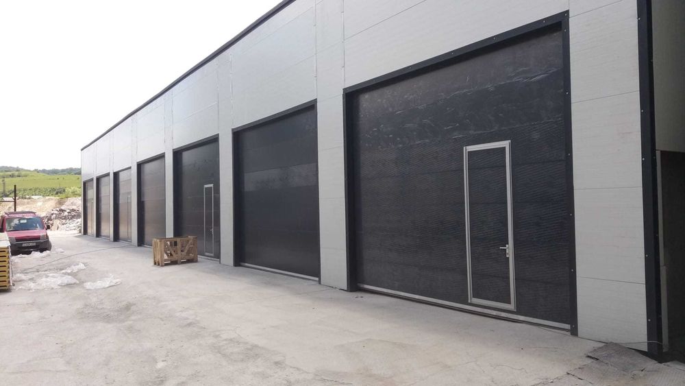 uși  de garaj rezidențiale cu cu ușa incadrata