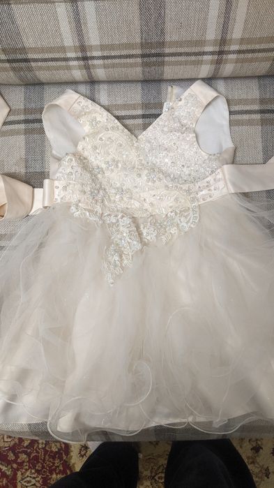 Продам красивые стильные платья на девочку 4/7 лет