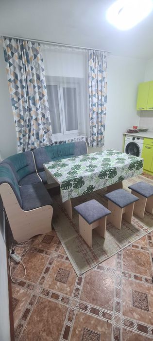 Кухонный угловой стол со стульями