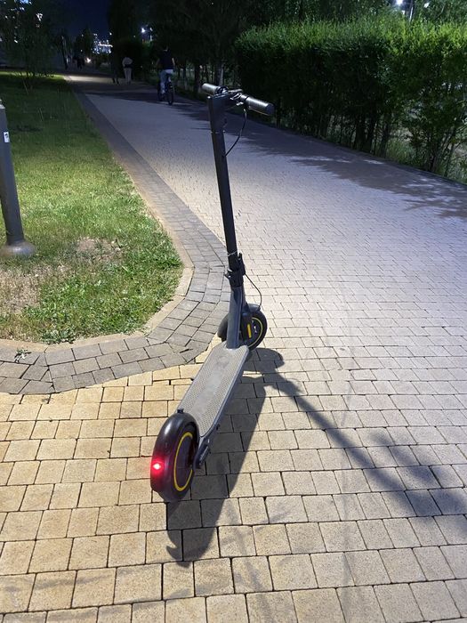 Продам электросамокат в идеальном состояни