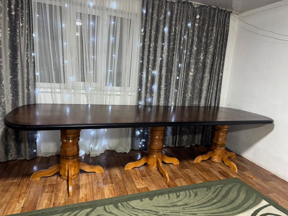 Стол гостинный деревянный