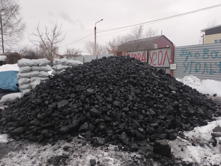 Уголь и Дрова в мешках . Доставка есть .